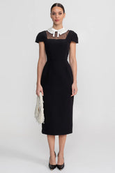 Vestido Longo Bordado e Gola Elegante
