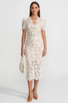 Vestido Midi em Renda Escultural com Cinto e Forro Acetinado