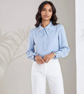 Camisa Elegante com Gola e Bordados Delicados