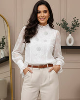 Camisa Branca com Gola Alta e Aplicações de Pérolas – Sofisticação e Charme