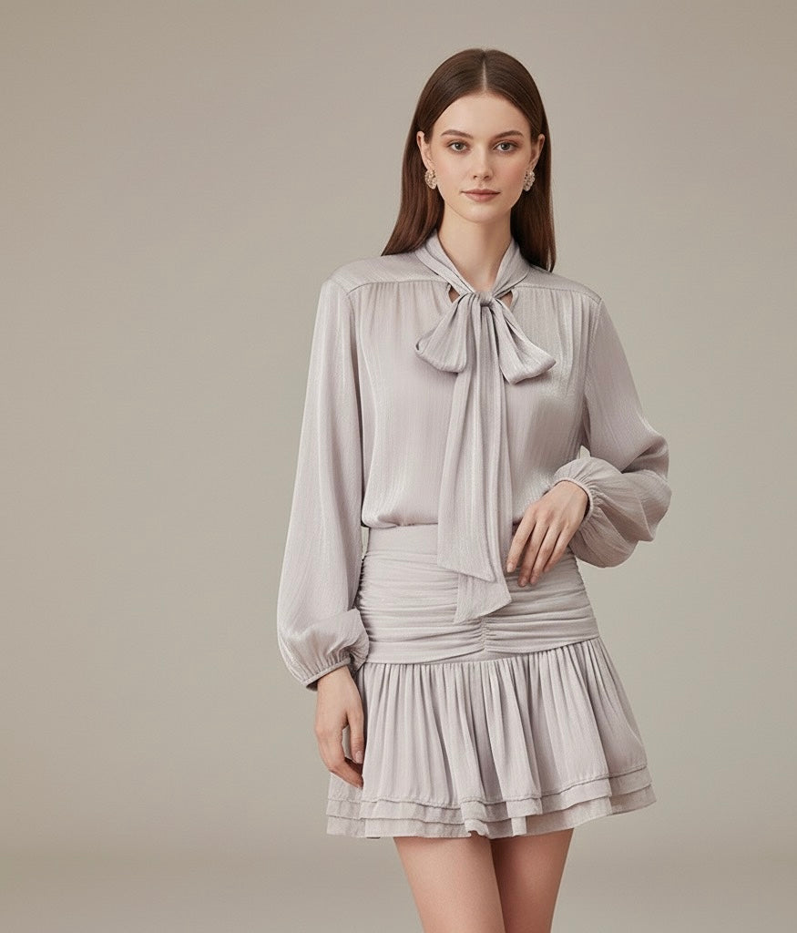 Conjunto Blusa e Saia Plissada - Brilho Sutil e Silhueta Moderna