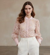 Blusa com Renda e Botões – Elegância Delicada e Atemporal
