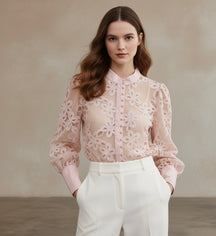 Blusa com Renda e Botões – Elegância Delicada e Atemporal