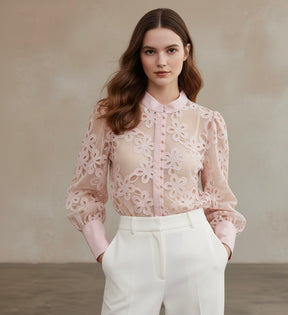 Blusa com Renda e Botões – Elegância Delicada e Atemporal