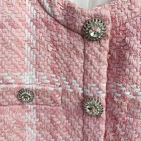 Blazer Curto de Tweed Rosa: Elegância em Tons Pastéis e Acabamento de Luxo