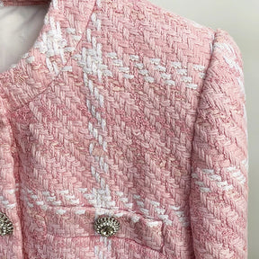 Blazer Curto de Tweed Rosa: Elegância em Tons Pastéis e Acabamento de Luxo