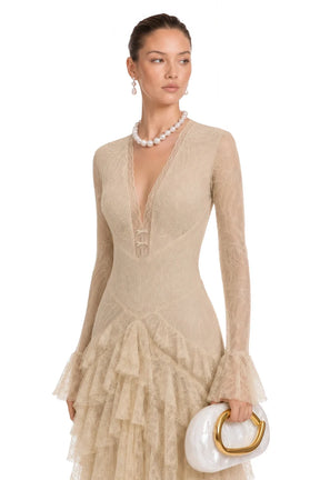 Vestido Longo Romântico em Renda com Saia em Camadas e Manga Flare