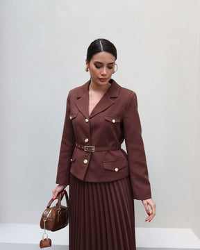 Conjunto Elegante com Casaco Alongado e Saia Plissada – Sofisticação em Dois Tempos
