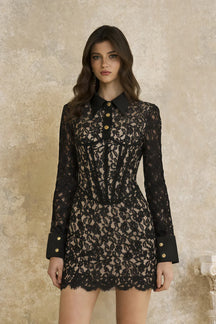 Vestido Curto Renda, Cintura Alta e Modelagem Modeladora com Gola