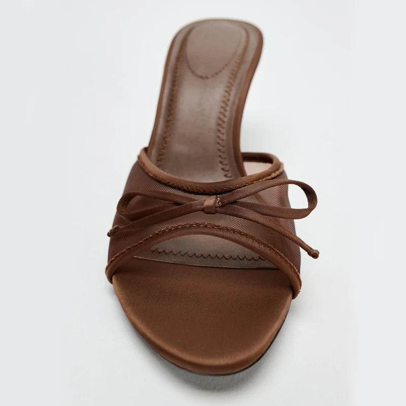 Sandália Mule em Marrom com Laço Escultural e Design Vazado