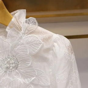 Camisa Branca com Gola Alta e Aplicações de Pérolas – Sofisticação e Charme