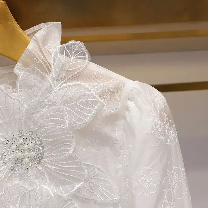 Camisa Branca com Gola Alta e Aplicações de Pérolas – Sofisticação e Charme