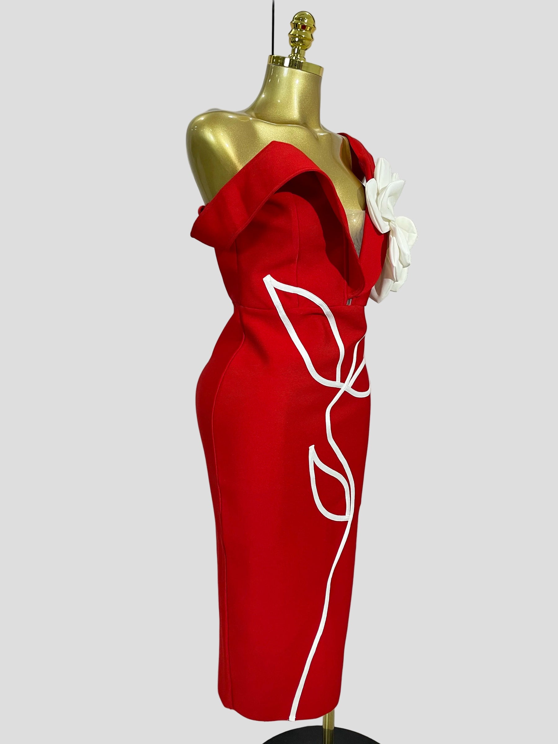 Vestido Longo Elegância Floral com Ombros à Mostra – Silhueta de Impacto