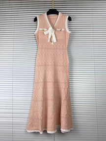Vestido Mídi Decote V, Botões e Detalhe de Laço