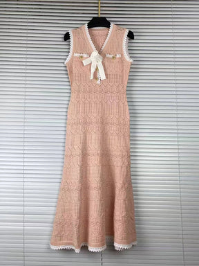 Vestido Mídi Decote V, Botões e Detalhe de Laço
