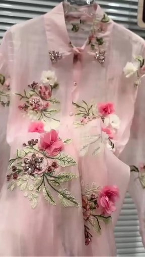 Camisa com Bordado de Flores e Brilhos – Leveza e Charme