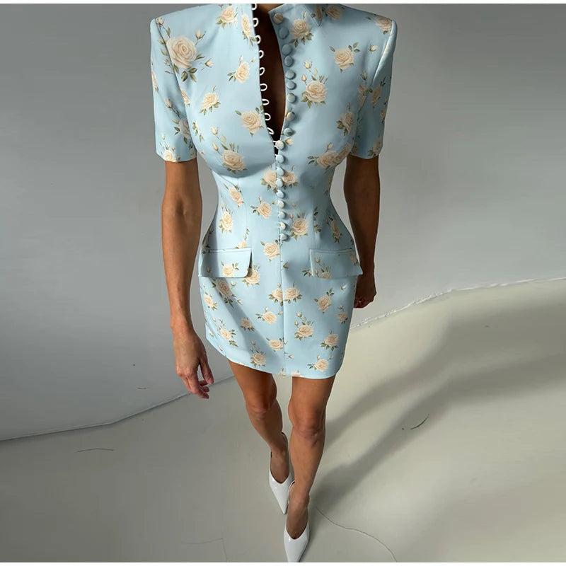 Vestido Curto Floral com Gola Alta, Acabamento Ondulado e Modelagem Ajustada