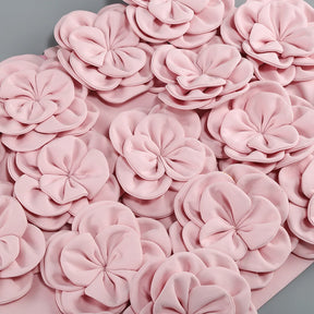 Conjunto Curto Rosa com Gola Halter, Costas Abertas e Aplicações Florais Bordadas à Mão