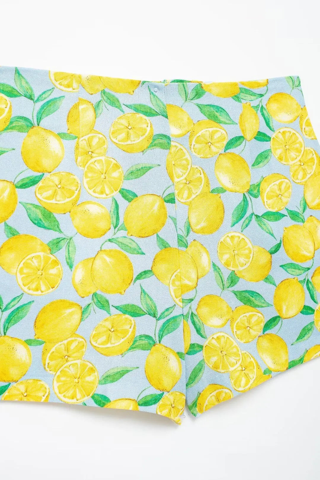 Conjunto Verão – Camisa Estampada com Amarração + Shorts de Cintura Alta