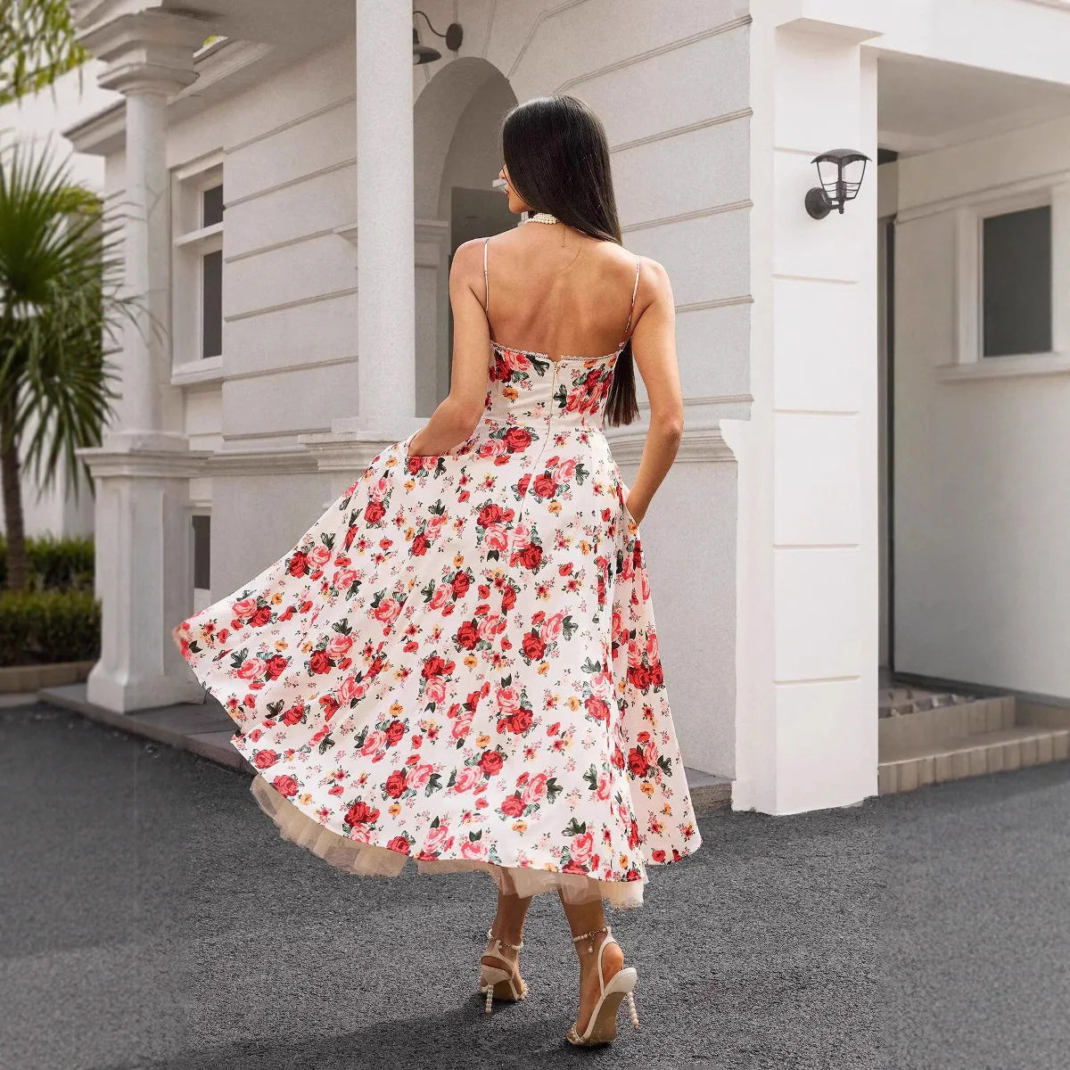 Vestido Longo em Crepe com Decote Estruturado e Silhueta Esculpida