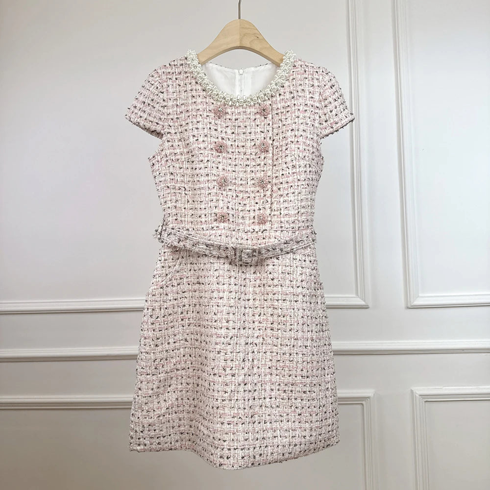 Vestido de Alfaiataria com Pedrarias Bordadas à Mão em Acabamento Sofisticado