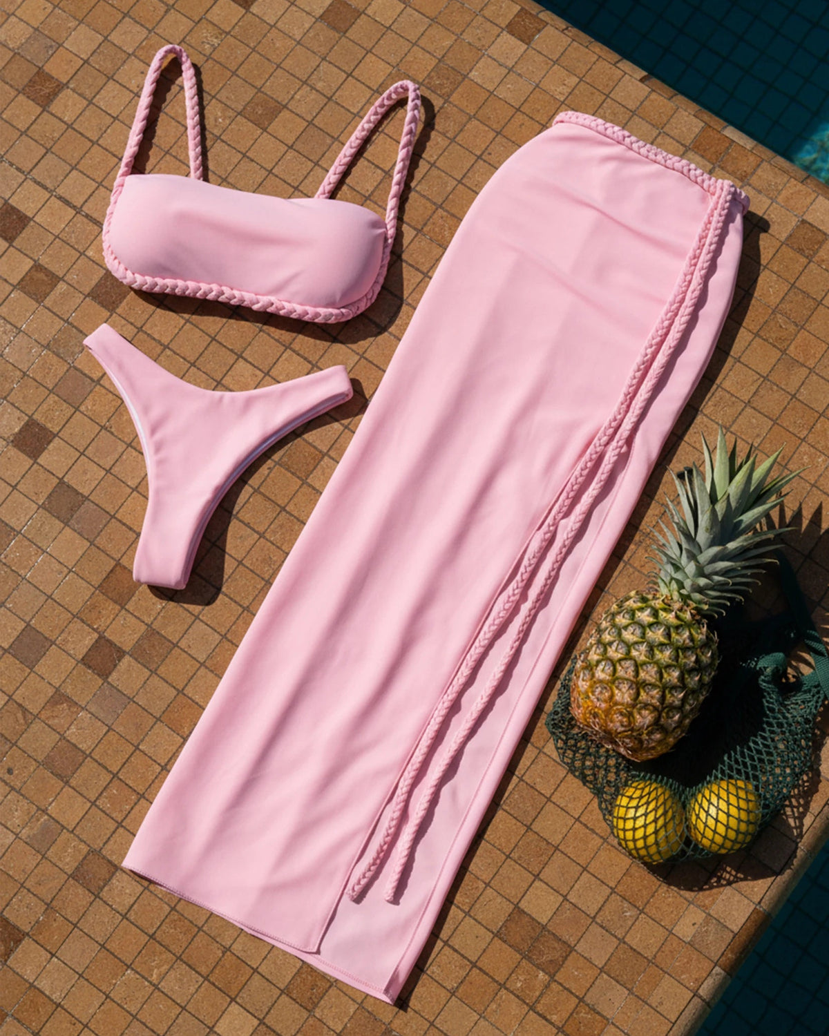 Conjunto 3 Peças Rosa – Biquíni Bandeau com Saída Fendada Elegante