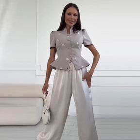 Blusa Estampada Acinturada com Abotoamento Frontal