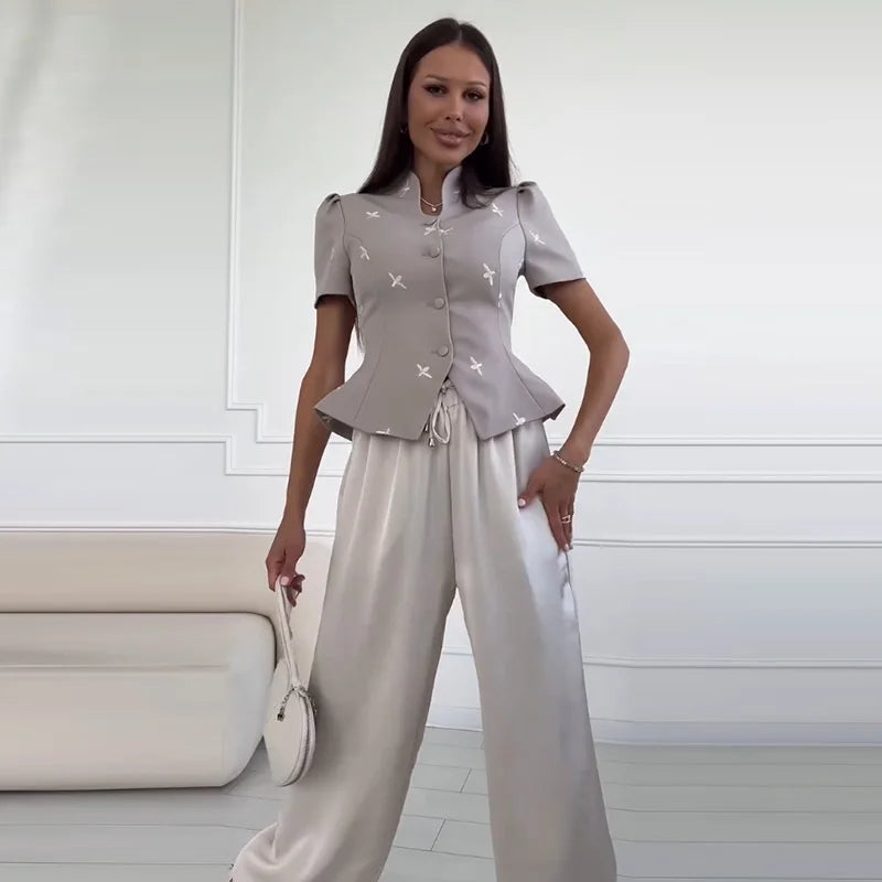 Blusa Estampada Acinturada com Abotoamento Frontal