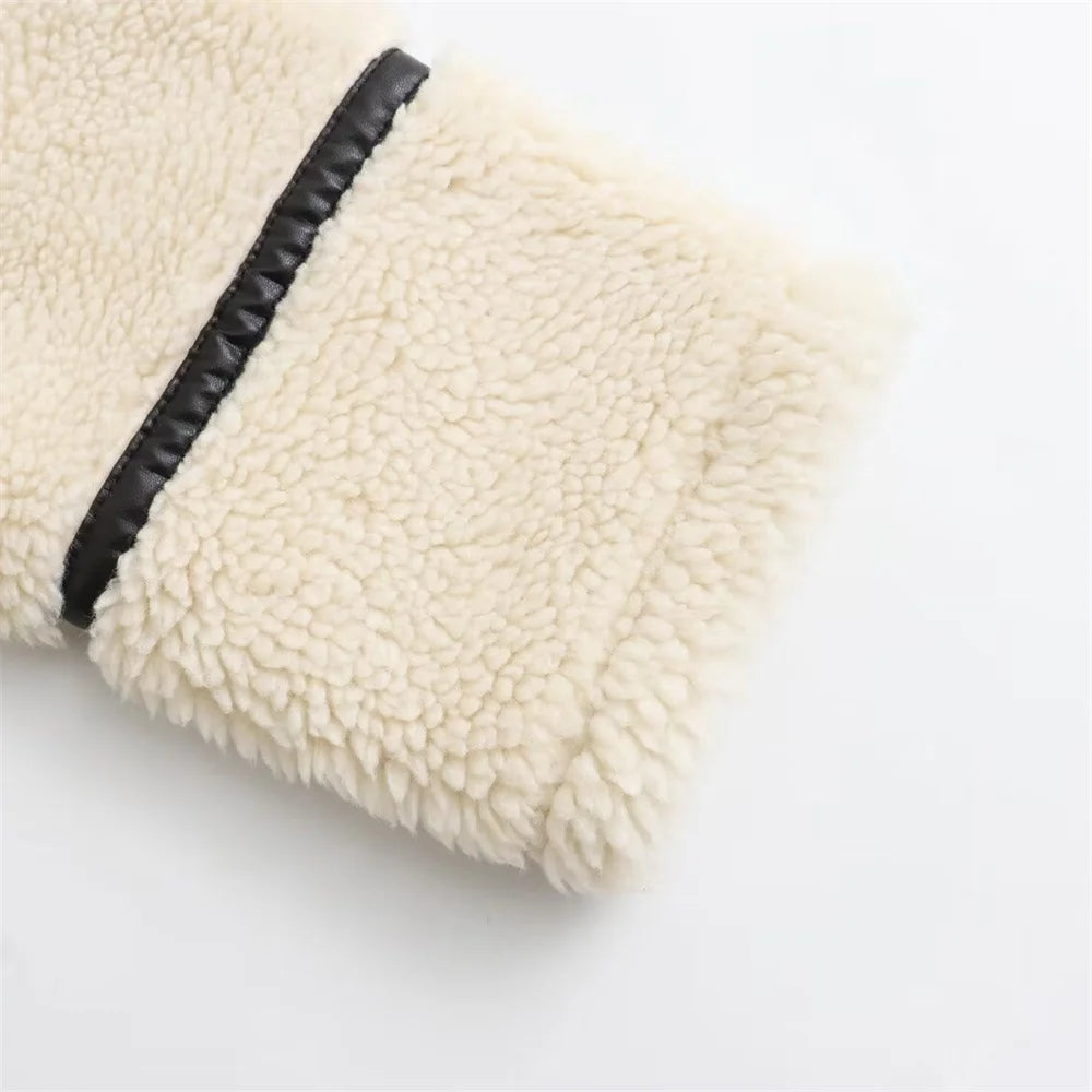 Jaqueta Feminina – Efeito Pele Sofisticado com Detalhes em Pelo