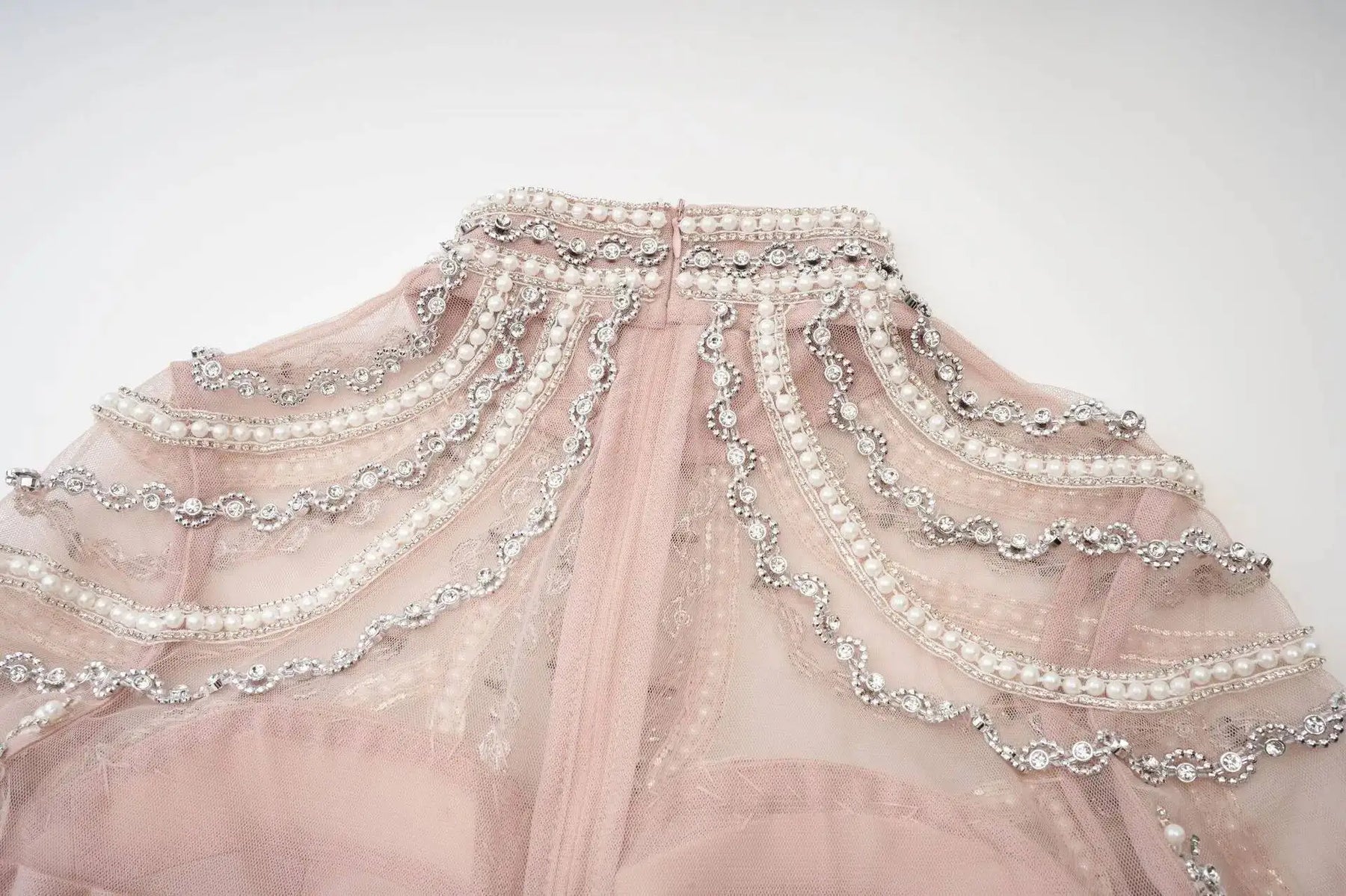 Vestido Longo - Luxo, com Bordado Feito à Mão e Saia em Camadas de Tule