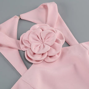 Conjunto Curto Rosa com Gola Halter, Costas Abertas e Aplicações Florais Bordadas à Mão