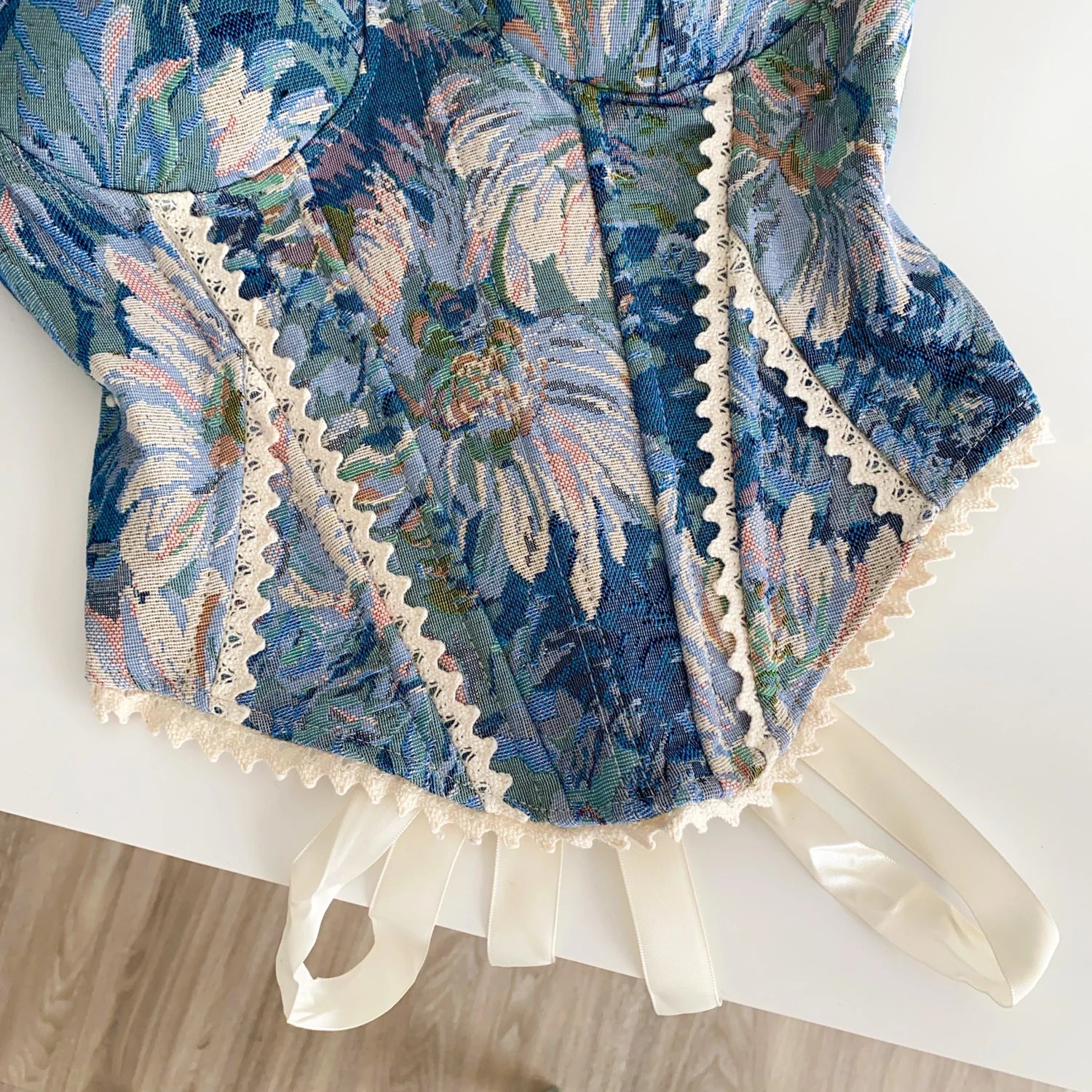 Top de Alças Estampado com Detalhes em Renda