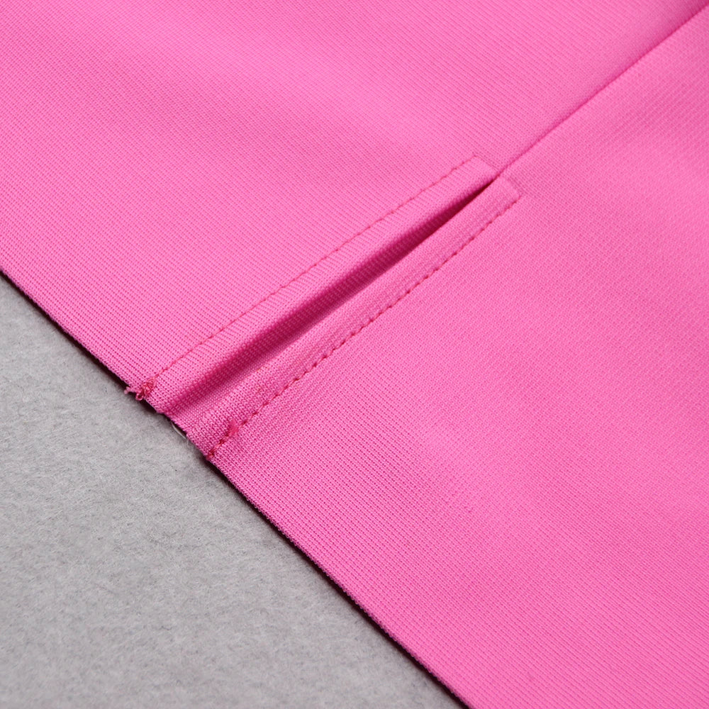 Vestido de Manga Longa com Plumas – Elegância e Sensualidade