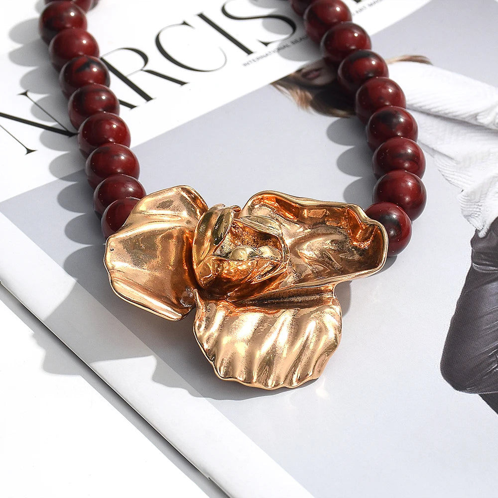 Colar Choker – Flor Grande, Contas de Resina Douradas,