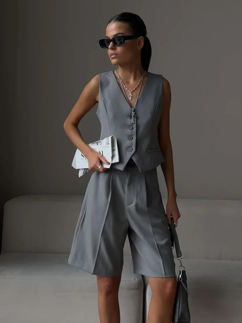 Conjunto Alfaiataria bermuda e colete elegante