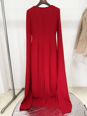 Vestido Longo de Luxo com Capa e Detalhes Reluzentes