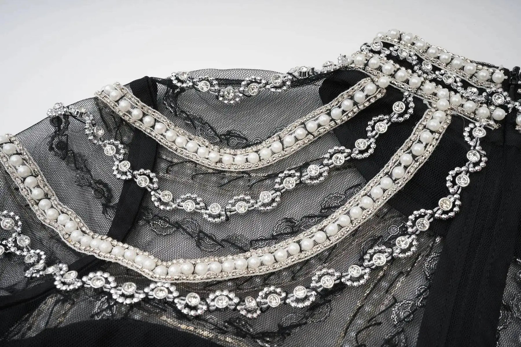 Vestido Longo - Luxo, com Bordado Feito à Mão e Saia em Camadas de Tule