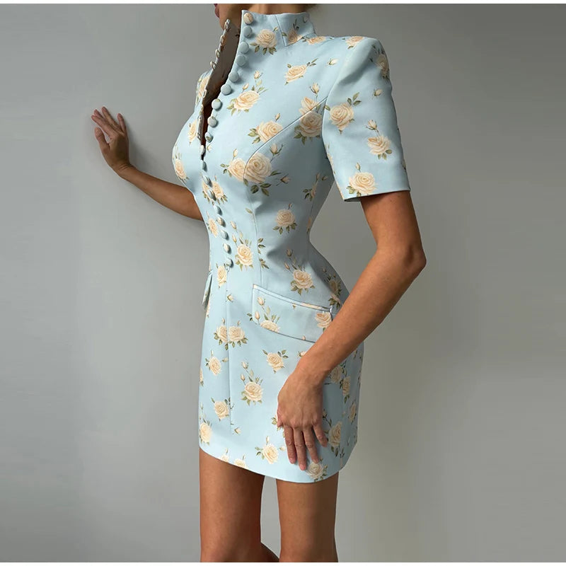 Vestido Curto Floral com Gola Alta, Acabamento Ondulado e Modelagem Ajustada