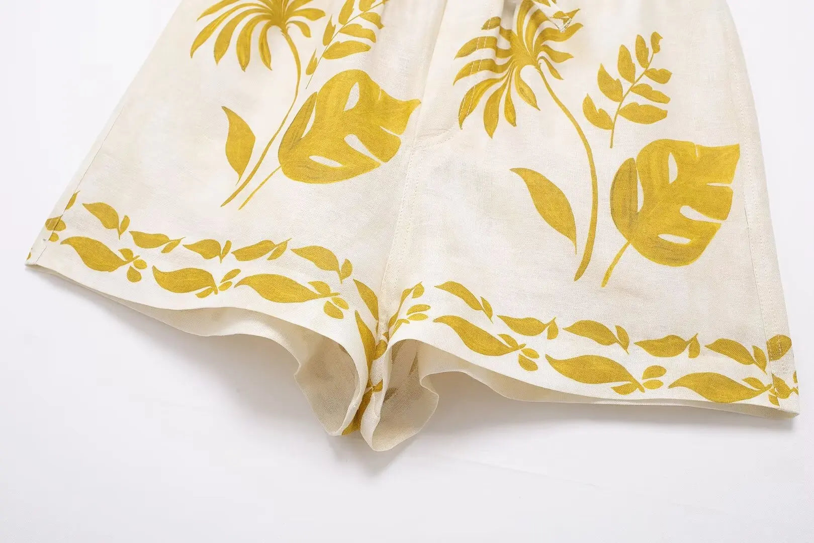 Conjunto Casual 2 Peças: Blusa Bege de Manga Longa com Gola Lapela + Shorts com Cintura Elástica e Faixa