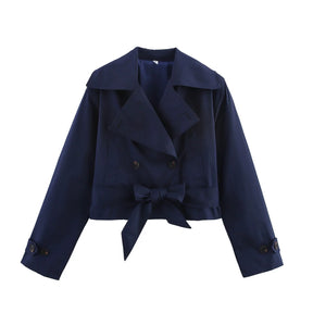 Casaco Escultural Estilo Trench Coat com Abotoamento Cruzado e Cinto