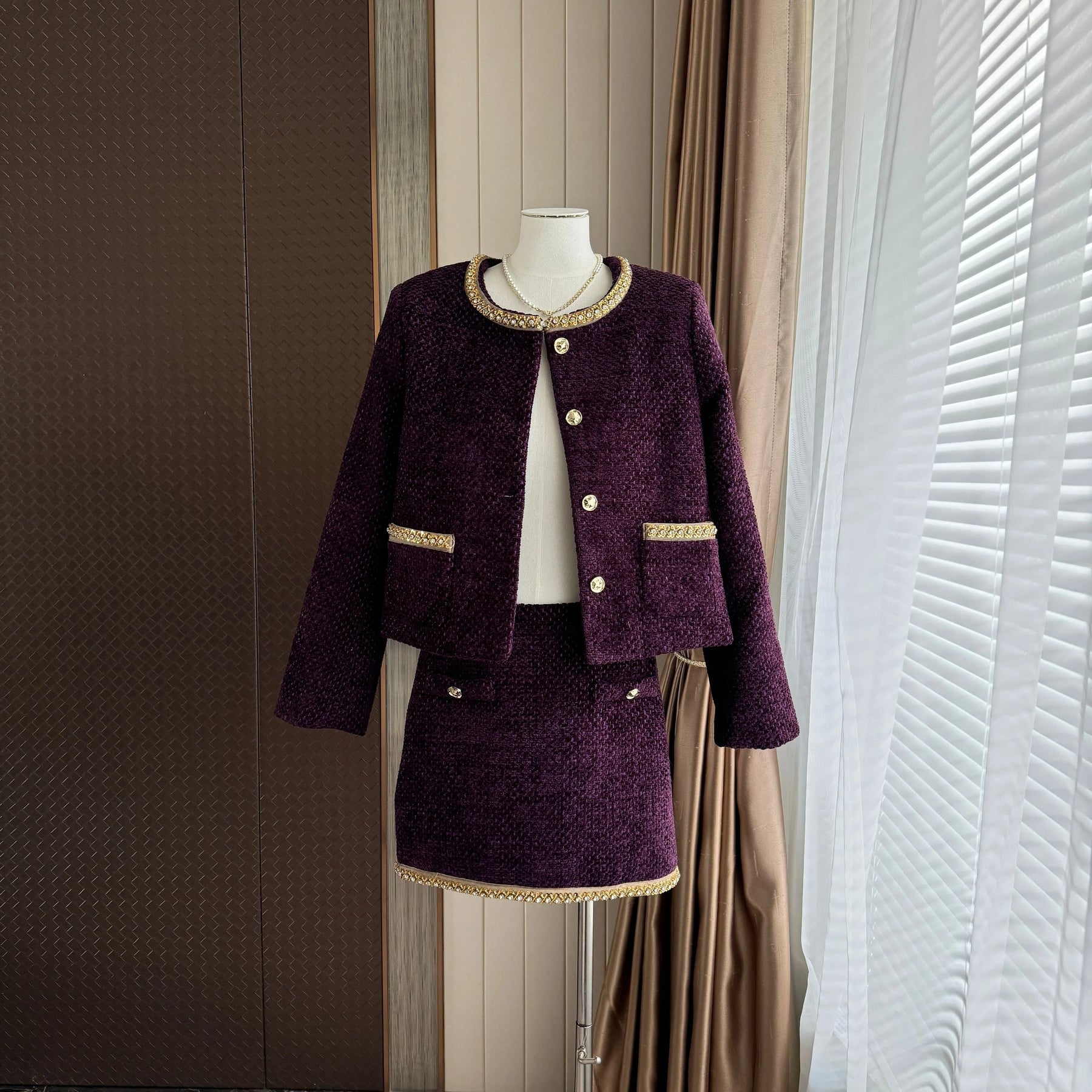 Conjunto em Tweed – Blazer com Aplicações de Strass e Saia Mini Elegante