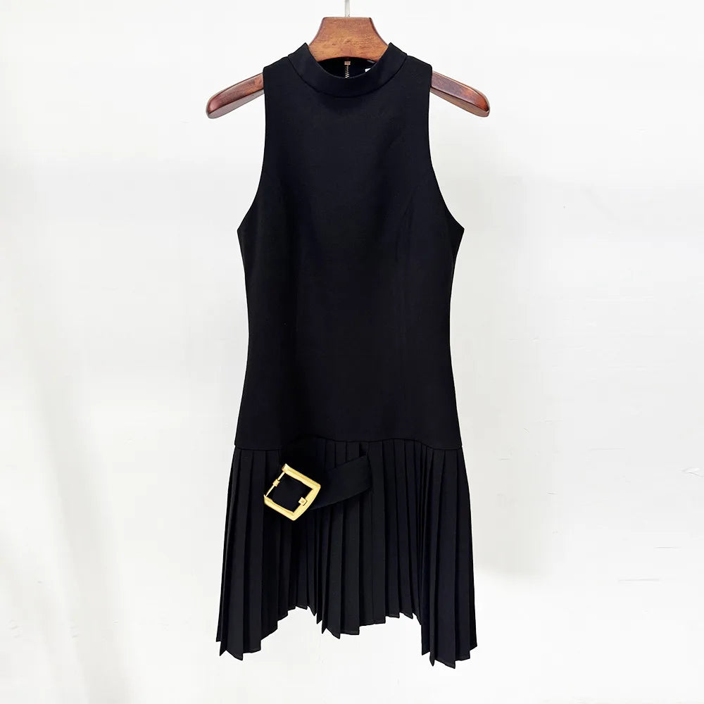 Vestido Míni Plissado com Gola Alta Estruturada e Ombros Descobertos