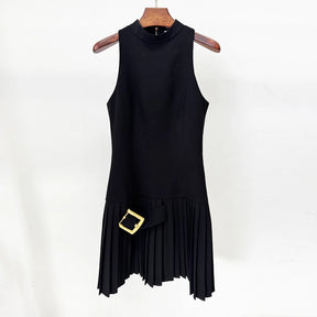 Vestido Míni Plissado com Gola Alta Estruturada e Ombros Descobertos