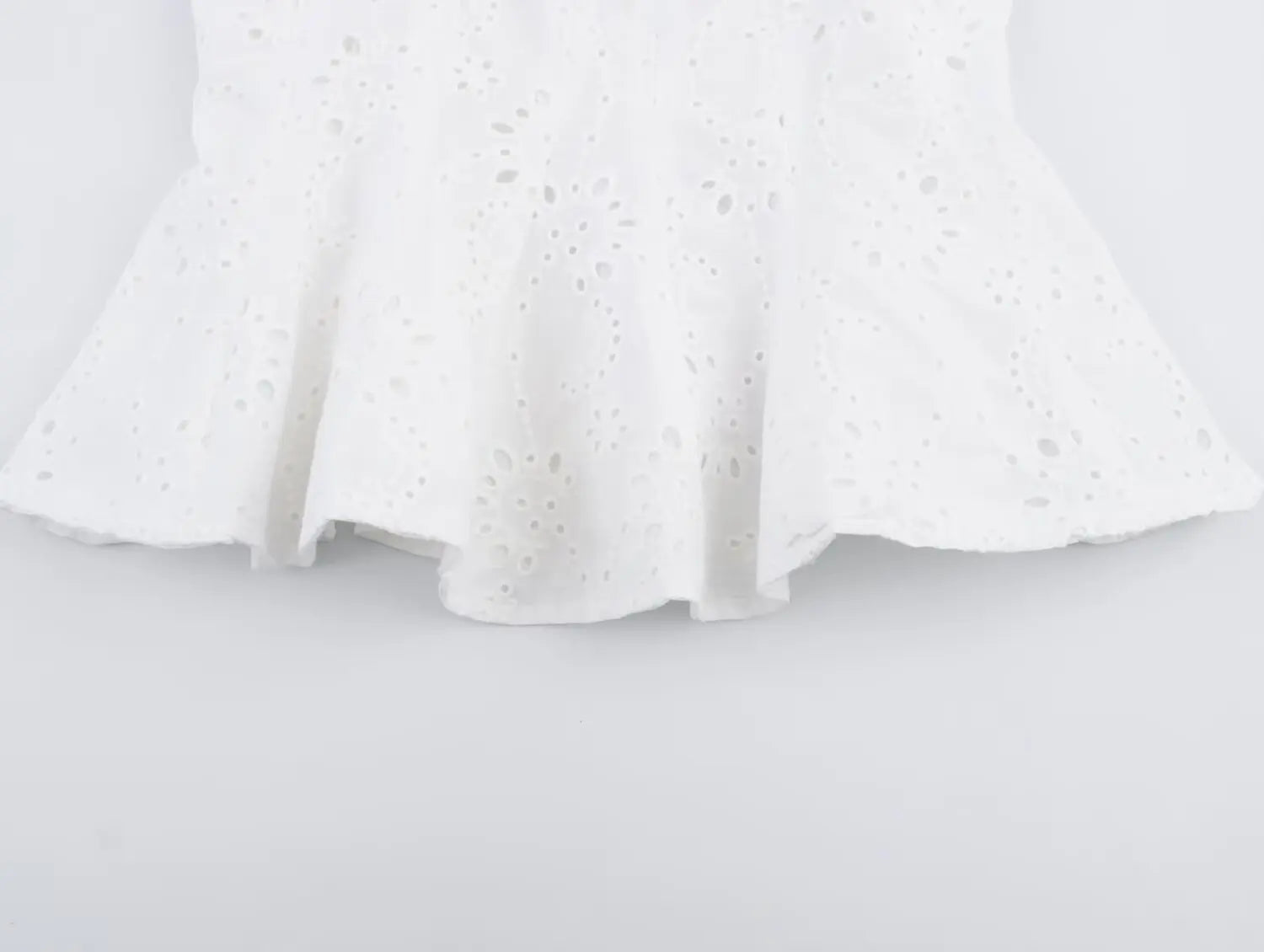 Conjunto – Top Bordado Cropped com Alças Finas + Saia Plissada de Cintura Alta, Modelo A-Line