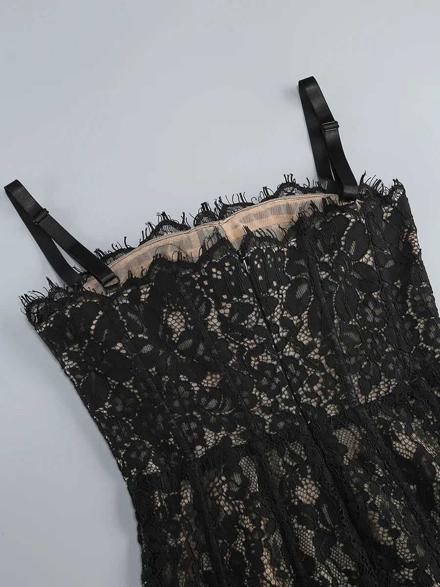 Vestido Longo Escultural com Decote Quadrado e Renda Nobre