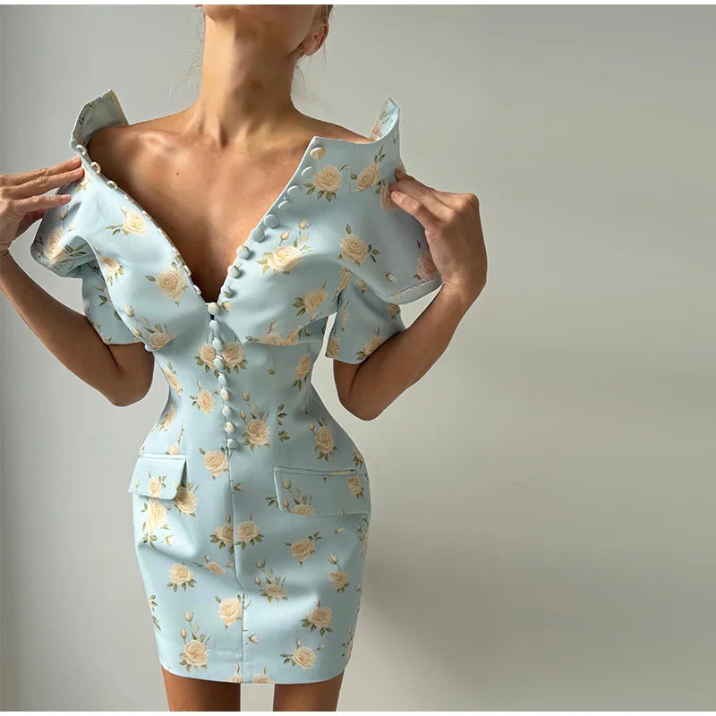Vestido Curto Floral com Gola Alta, Acabamento Ondulado e Modelagem Ajustada