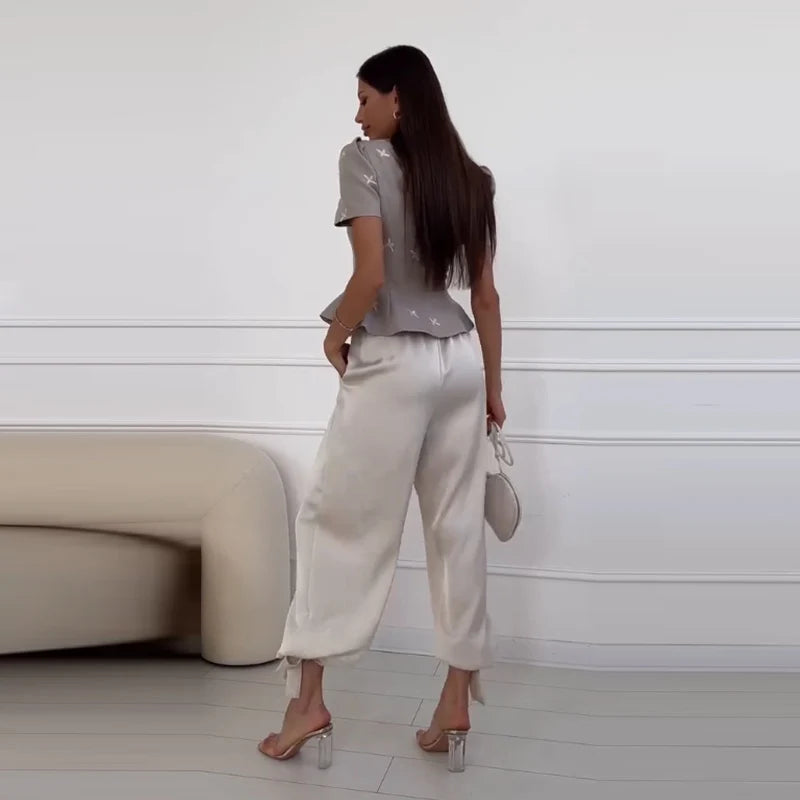 Blusa Estampada Acinturada com Abotoamento Frontal