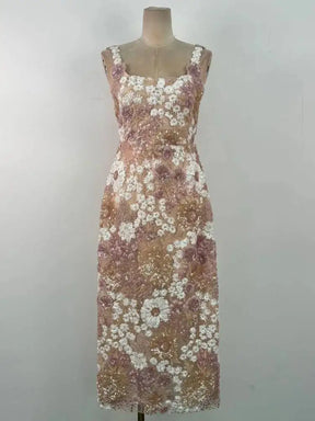 Vestido Midi em Tule Neutro com Brilho de Paetês e Detalhe Floral