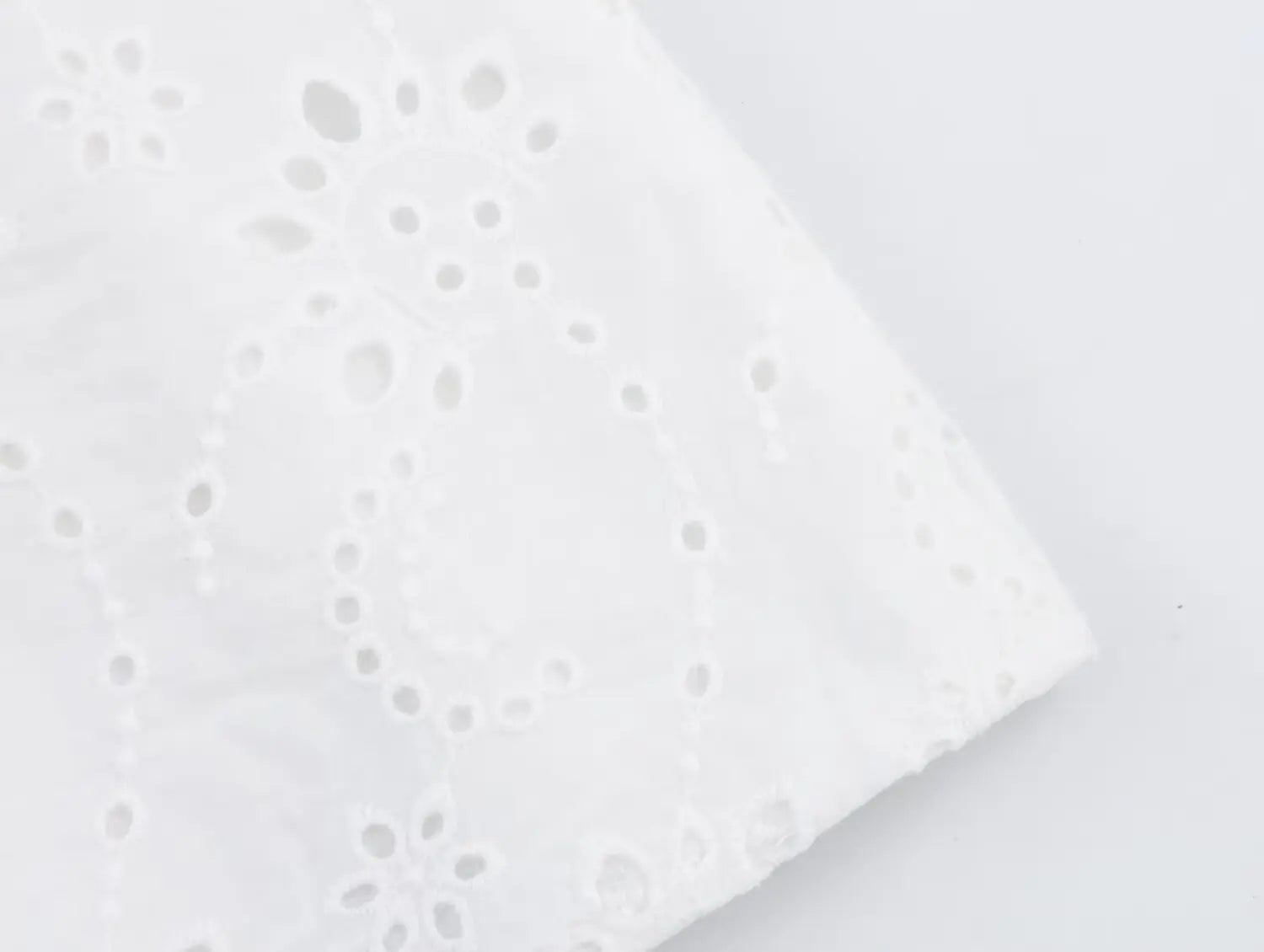 Conjunto – Top Bordado Cropped com Alças Finas + Saia Plissada de Cintura Alta, Modelo A-Line