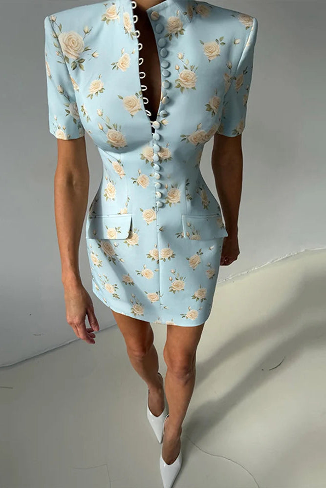 Vestido Curto Floral com Gola Alta, Acabamento Ondulado e Modelagem Ajustada